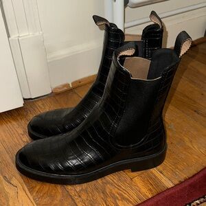 Black Crocodile Pattern women’s boots